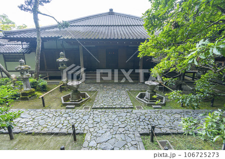 法然院　静寂に包まれた本堂（京都 哲学の道近く） 106725273