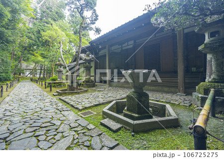 法然院 静寂に包まれた本堂(京都 哲学の道近く) 法然院 静寂に包まれた本堂(京都 哲学の道近く) 106725275
