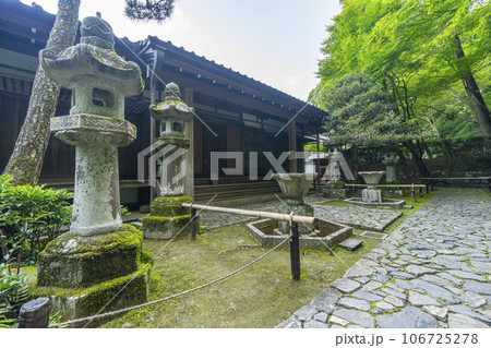 法然院　静寂に包まれた本堂（京都 哲学の道近く） 106725278