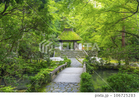 法然院　茅葺の山門と白砂の盛り砂“白砂壇”（京都 哲学の道近く） 106725283
