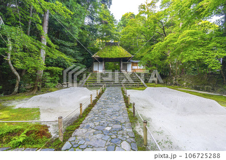 法然院　茅葺の山門と白砂の盛り砂“白砂壇”（京都 哲学の道近く） 106725288