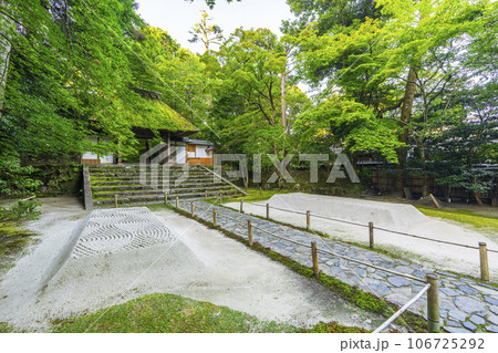法然院 茅葺の山門と白砂の盛り砂“白砂壇”(京都 哲学の道近く) 法然院 茅葺の山門と白砂の盛り砂“白砂壇”(京都 哲学の道近く) 106725292