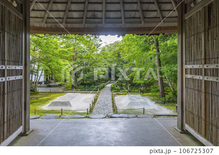 法然院　山門　白砂の盛り砂　白砂壇（京都 哲学の道近く） 106725307