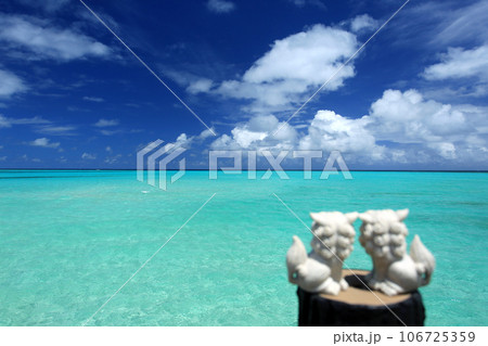 沖縄 青い海を見つめるシーサー 沖縄 青い海を見つめるシーサー 106725359