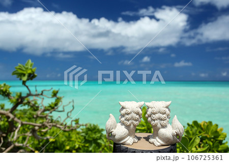 沖縄　青い海を見つめるシーサー 106725361
