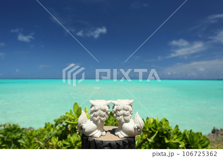 沖縄　青い海を見つめるシーサー 106725362