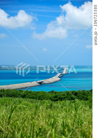 沖縄　伊良部島側から見た伊良部大橋　 106725380