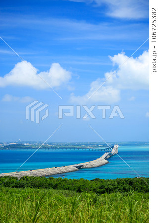 沖縄　伊良部島側から見た伊良部大橋　 106725382