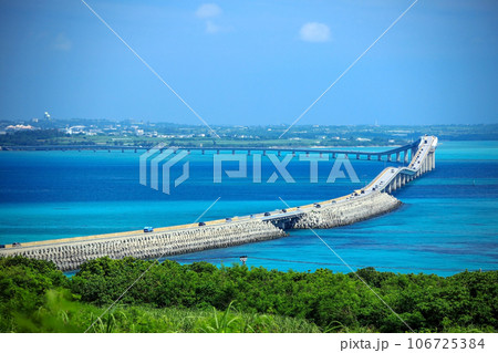 沖縄　伊良部島側から見た伊良部大橋　 106725384
