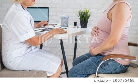 Faceless pregnant woman at the doctor's appointment. 106725469
