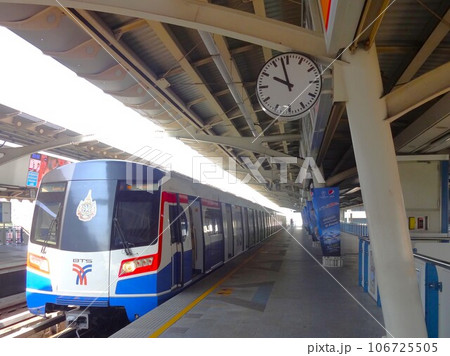 BTS Sky Train in Bangkok/バンコクのBTSスカイトレイン 106725505