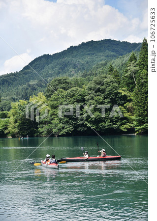川で楽しむカヤック 106725633