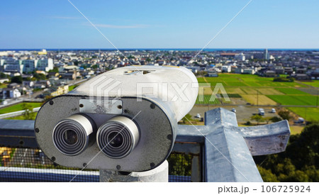 小山城展望台に設置される望遠鏡と吉田町の街並み(静岡県榛原郡吉田町) 小山城展望台に設置される望遠鏡と吉田町の街並み(静岡県榛原郡吉田町) 106725924