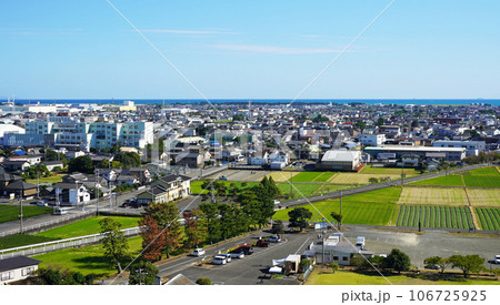 小山城展望台から見渡す吉田町の街並み（静岡県榛原郡吉田町） 106725925