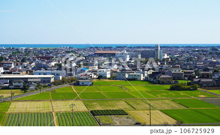 小山城展望台から見渡す吉田町の街並み（静岡県榛原郡吉田町） 106725929