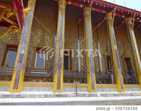Thai temple Wat Pho pillars/ ワットポーの建築物 106726288