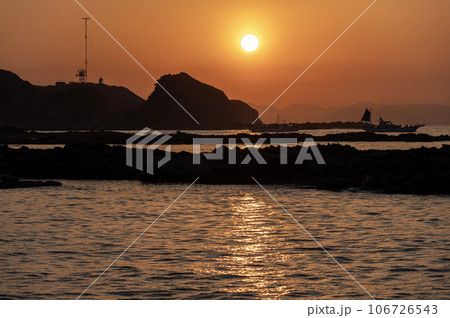 三浦半島の字磯から登る太陽 三浦半島の字磯から登る太陽 106726543