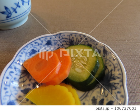 三種類のお漬物の小皿 106727003