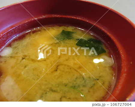 ワカメの味噌汁のクローズアップ 106727004