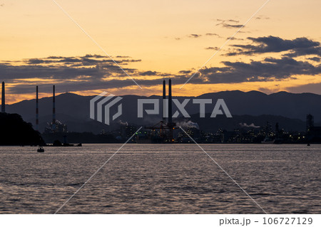 夕焼けの周南工場夜景 106727129