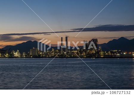 夕焼けの周南工場夜景 106727132