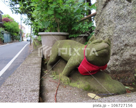 苔むした神社のお狐さま 苔むした神社のお狐さま 106727156