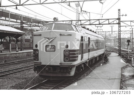 岡山を出発する581系の特急つばめ号 106727203