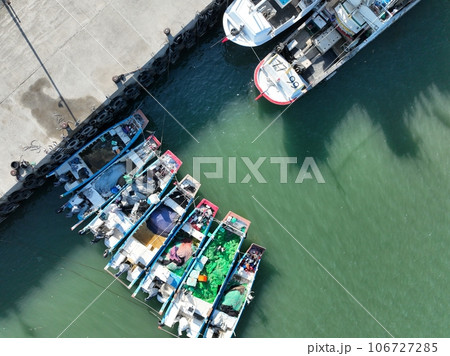 漁港 釣り船 釣り舟 106727285
