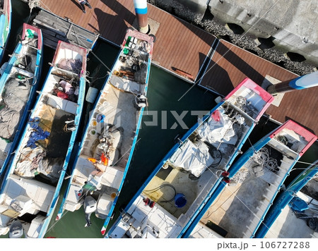 漁港 釣り船 釣り舟 106727288