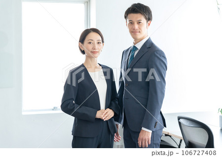 オフィスで働く男女 ポートレート オフィスで働く男女 ポートレート 106727408