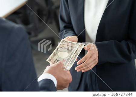 お金を渡す男女の手元 お金を渡す男女の手元 106727844