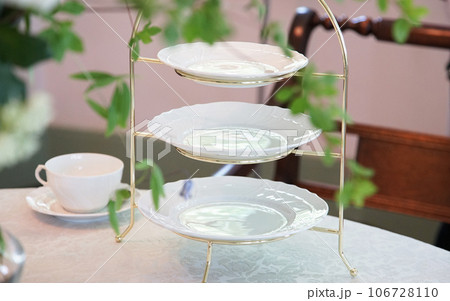 テーブルのデザートを乗せる皿 106728110