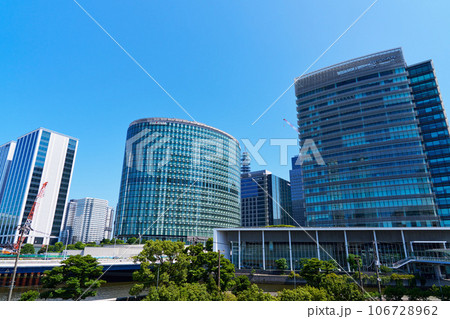 横浜駅東口周辺のオフィス街 106728962