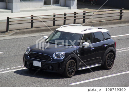 コンパクトSUV 道路走行 コンパクトSUV 道路走行 106729360