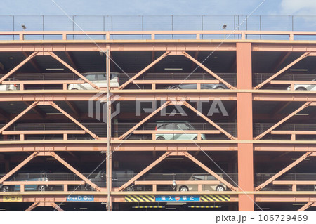 鉄骨の立体駐車場  106729469