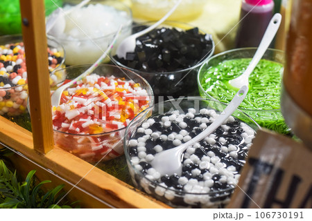 Many Thai tea additives in Jalan Alor street food in the Kuala Lumpur market 106730191