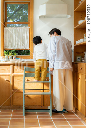 キッチンでおままごとする3歳の男の子 106730550