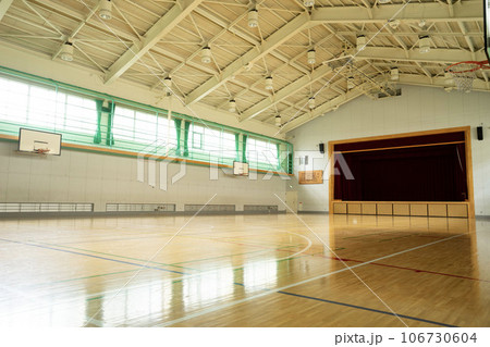 学校の体育館、日差しが入る明るい体育館、中学校の体育館、公共施設のバスケットコート 学校の体育館、日差しが入る明るい体育館、中学校の体育館、公共施設のバスケットコート 106730604