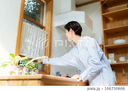 キッチンの窓を開ける女性 キッチンの窓を開ける女性 106730606