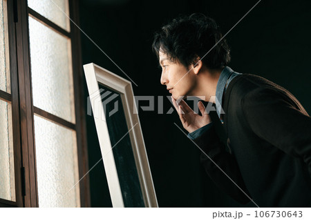 肌の調子を確認する男性 肌の調子を確認する男性 106730643