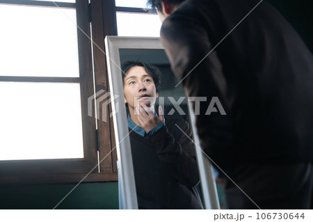 肌の調子を確認する男性 肌の調子を確認する男性 106730644