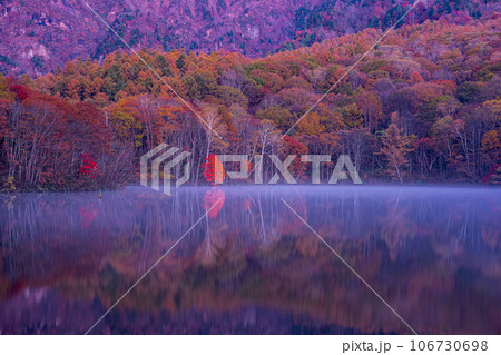 長野県戸隠村にある鏡池の紅葉と早朝に現れた朝霧の絶景 長野県戸隠村にある鏡池の紅葉と早朝に現れた朝霧の絶景 106730698