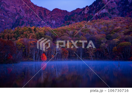 長野県戸隠村にある鏡池の紅葉と早朝に現れた朝霧の絶景 長野県戸隠村にある鏡池の紅葉と早朝に現れた朝霧の絶景 106730716
