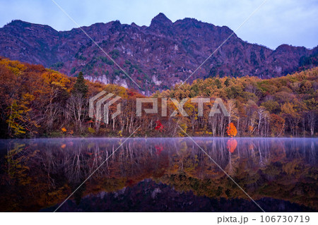 長野県戸隠村にある鏡池の紅葉と早朝に現れた朝霧の絶景 106730719