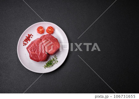 Raw fillet steak mignon beef with salt, spices and herbs 106731655