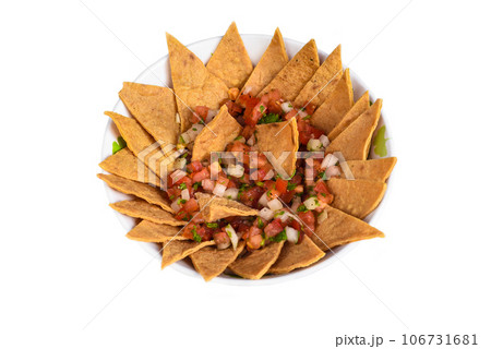 Plate with Totopos tortilla with  pico de gallo 106731681