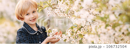 Girl in blooming apple orchard 106732504