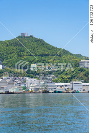 長崎県/ 世界遺産 ジャイアント・カンチレバークレーンと新緑が美しい稲佐山 長崎県/ 世界遺産 ジャイアント・カンチレバークレーンと新緑が美しい稲佐山 106732722