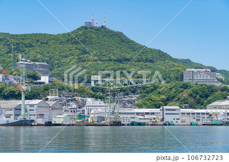 長崎県/ 世界遺産 ジャイアント・カンチレバークレーンと新緑が美しい稲佐山 106732723