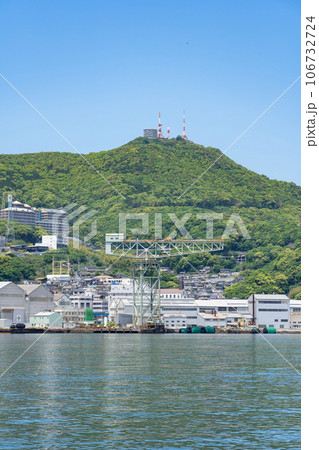 長崎県/ 世界遺産 ジャイアント・カンチレバークレーンと新緑が美しい稲佐山 106732724